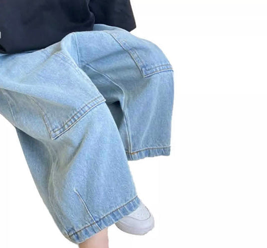 Wide-legged jeans